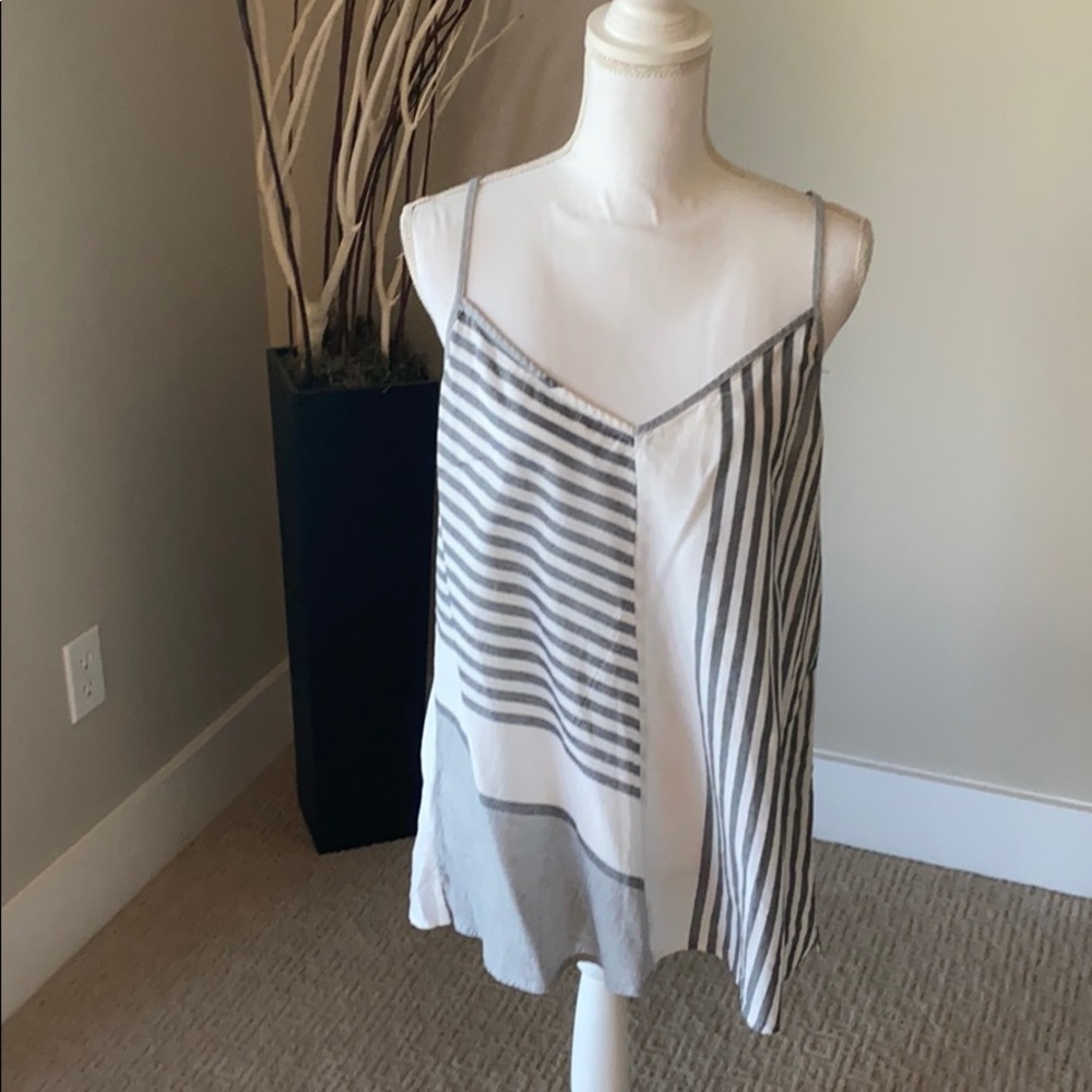 EUC lightweight Lou and grey tank